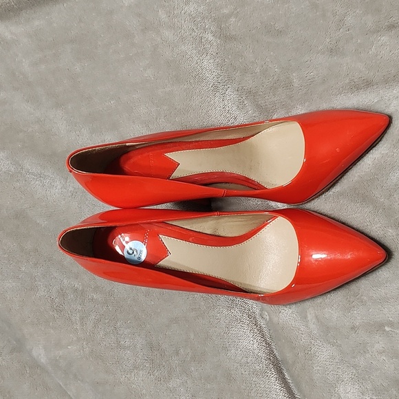 B Brian Atwoodred/orange closed toe pump heels size 6